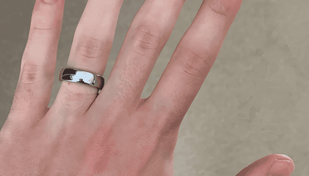 Close-up of a man’s ring finger wearing a stylish band — highlighting fit, ring placement, and everyday wear for engagement or wedding purposes.