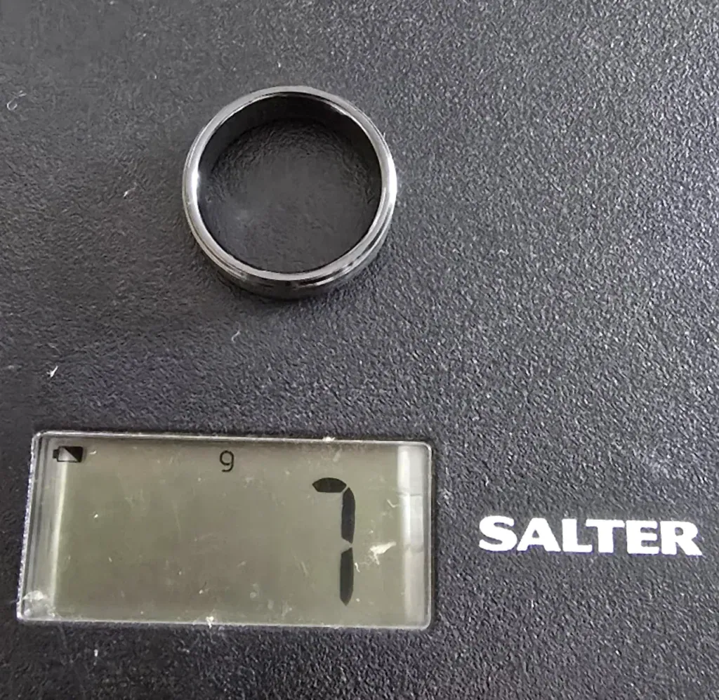 The Esteem black ceramic ring on a Salter scale reading 7 g