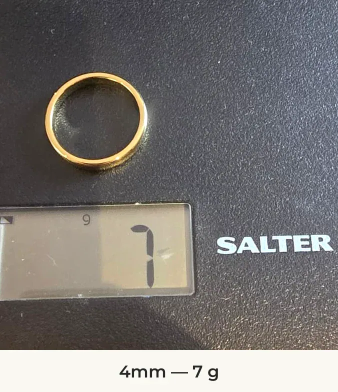 The King Thin Style 4mm gold-coloured tungsten ring on a Salter scale reading 7 g