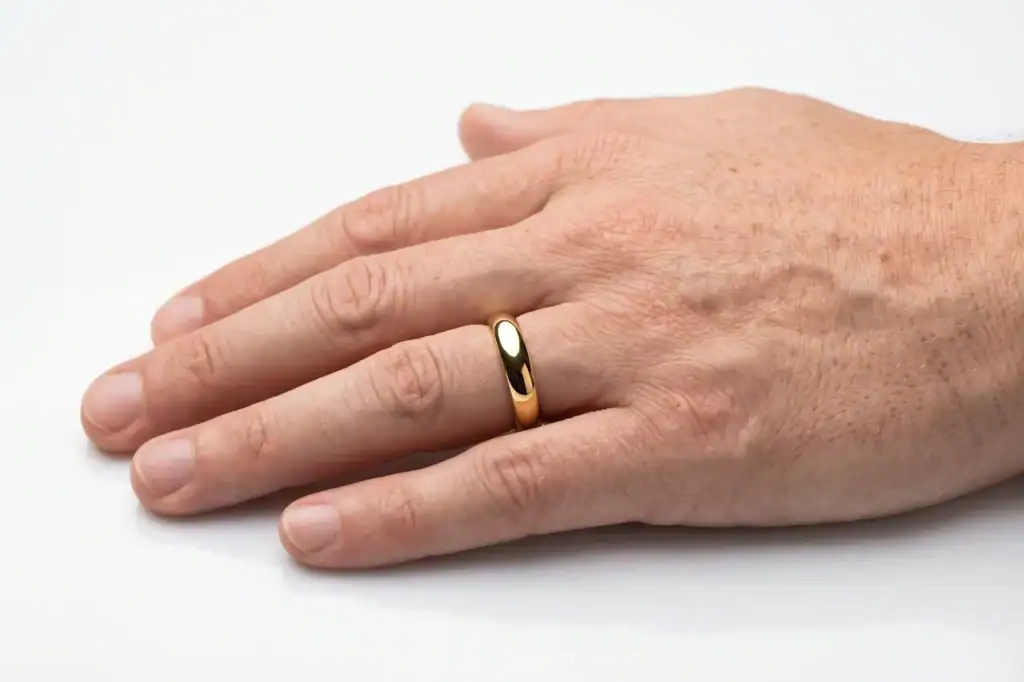 A 4mm gold tungsten ring (the King Thin) worn on a man's ring finger