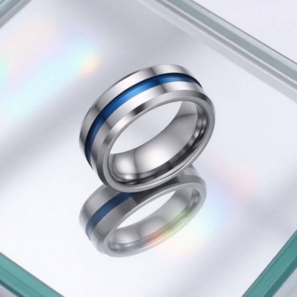 Steadfast – Mens Engagement Ring or Male Wedding Band – Silver Tungsten Mens Ring with Groove of Blue – Personalised Ring Engraving An impressive silver tungsten mens ring featuring a groove of blue and bevelled edges. Perfect as a mans engagement ring, or male wedding band.